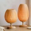 Lampe de Table en rotin tissé – Image 5