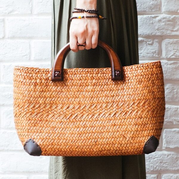 Sac rotin avec anses en bois élégant – Image 3