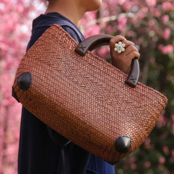 Sac rotin avec anses en bois élégant – Image 2