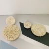 Boucles d’Oreilles Rondes en Rotin pour Femme – Image 2