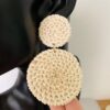 Boucles d’Oreilles Rondes en Rotin pour Femme – Image 3