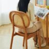 Chaise en Rotin et Bois Marron de Style Moderne – Image 3