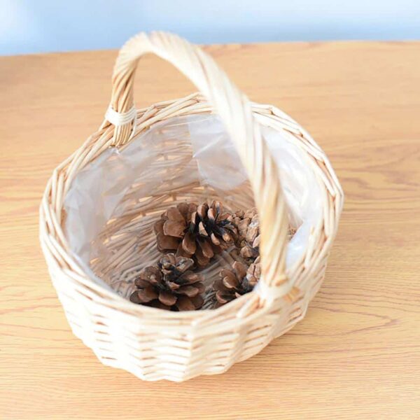 Corbeille en rotin beige avec anse