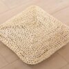 Coussin carré en rotin clair