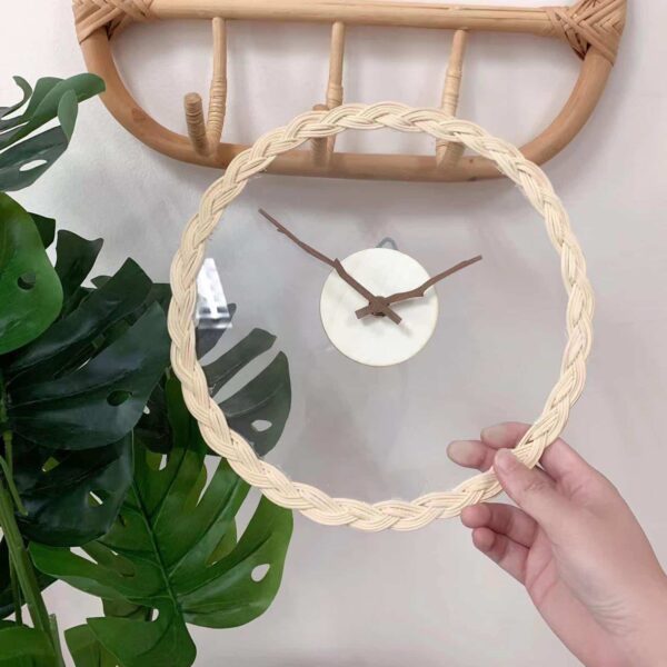 Horloge murale en rotin design épuré – Image 3
