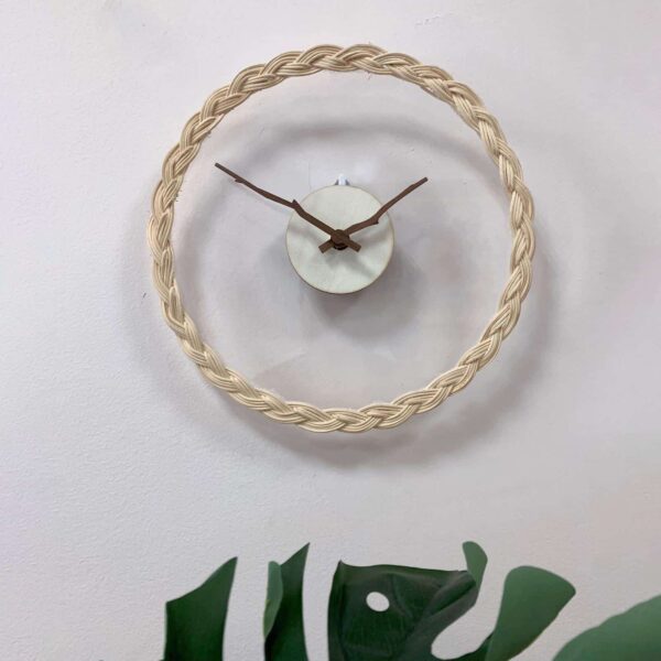 Horloge murale en rotin design épuré – Image 4