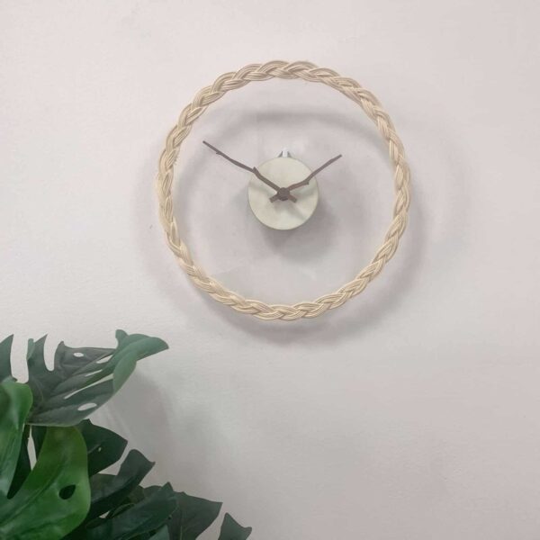Horloge murale en rotin design épuré – Image 5
