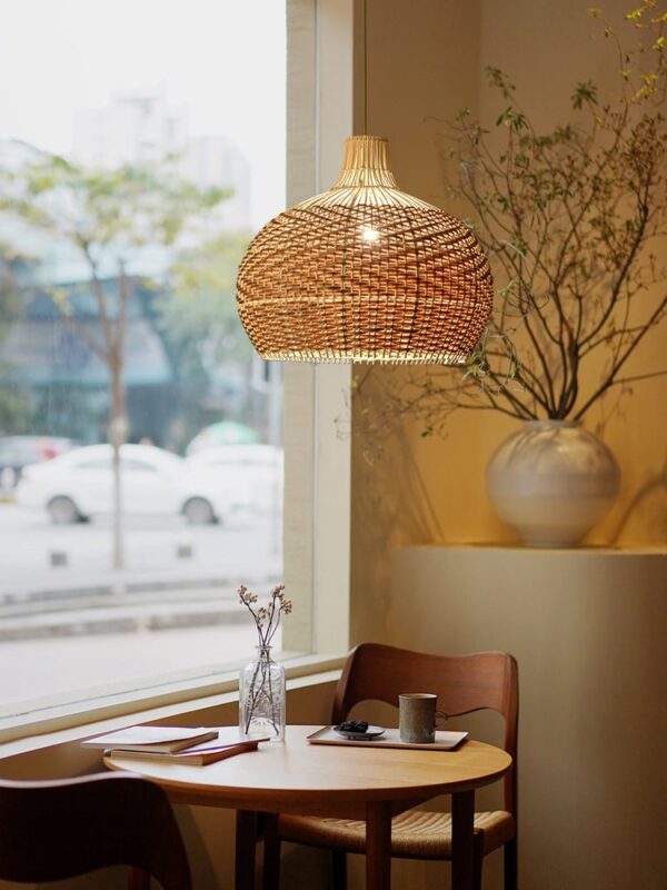 Lampe suspendue en rotin vintage à design rétro – Image 3