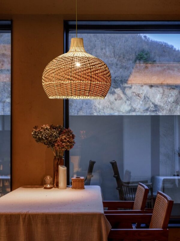 Lampe suspendue en rotin vintage à design rétro – Image 4