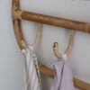 Porte-manteau mural 3 crochets en rotin naturel – Image 3