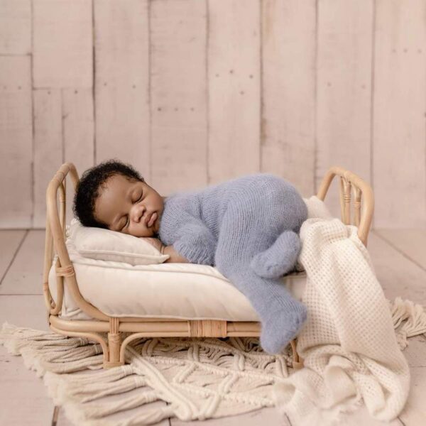 Petit lit bébé en rotin ajouré – Image 2