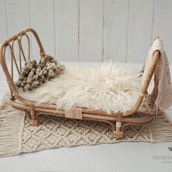 Petit lit bébé en rotin ajouré