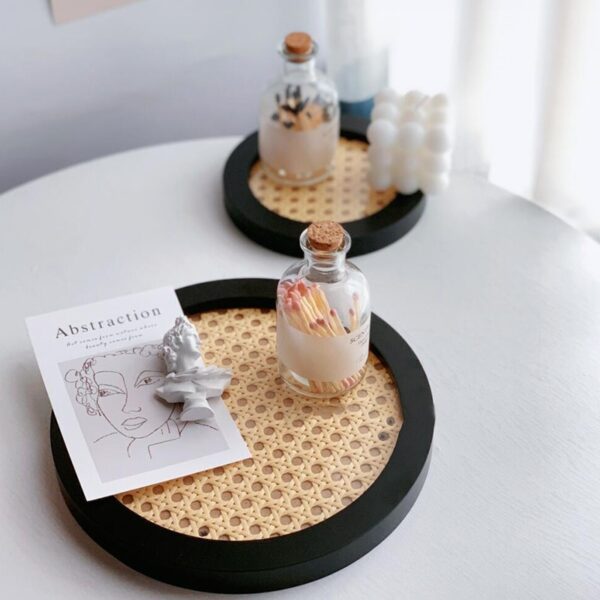 Plateau décoratif rond en rotin – Image 3