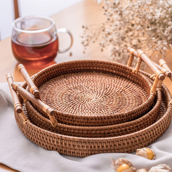 Plateau rond en rotin avec poignée en bois