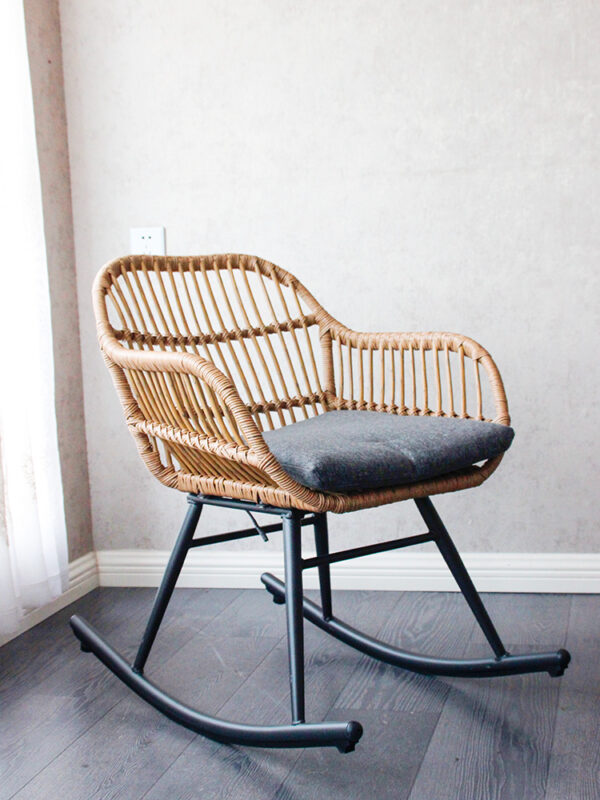 Rocking chair en rotin clair