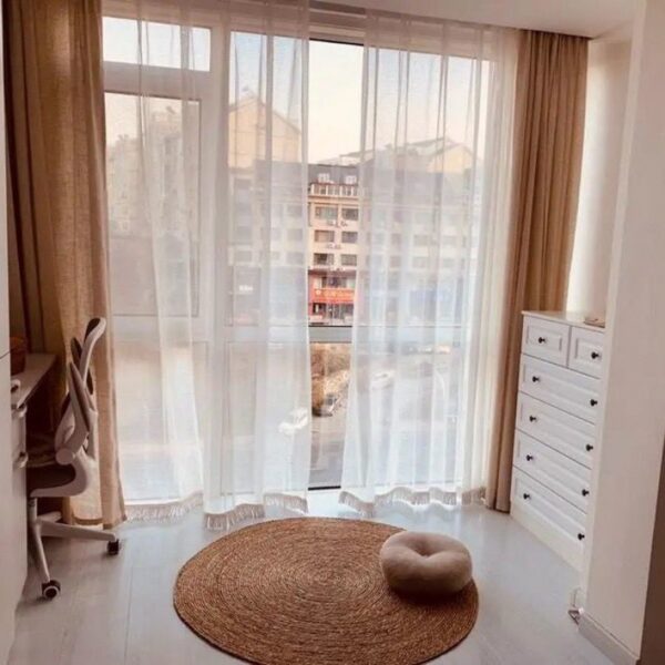 Tapis rond en rotin foncé – Image 3