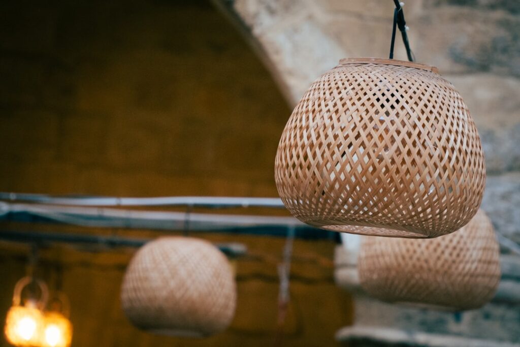 découvrez l'élégance naturelle de l'éclairage en bambou, une solution écologique et design pour illuminer votre intérieur avec style et chaleur.