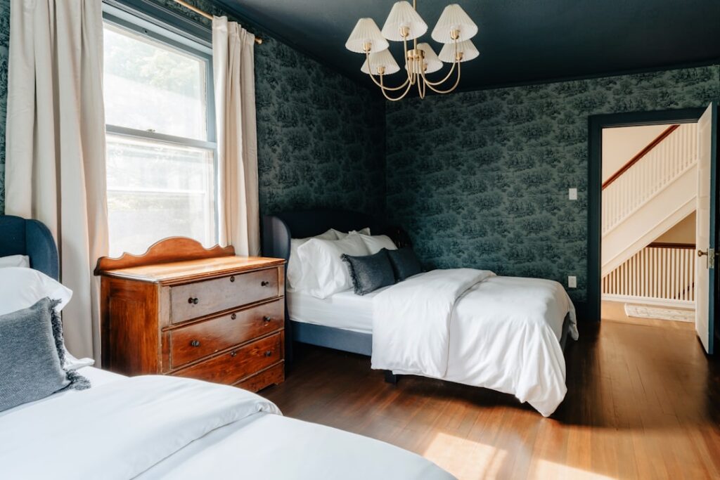 créez une ambiance chaleureuse et apaisante dans votre chambre à coucher avec des idées déco inspirantes pour un espace confortable et élégant.