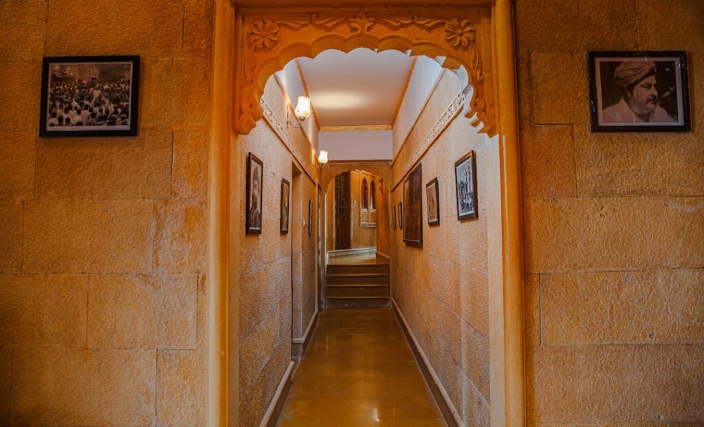 apportez une touche chaleureuse et naturelle à votre entrée avec une décoration en rotin chaleureux, alliant élégance et convivialité.