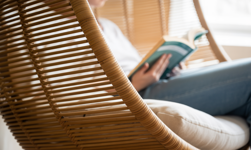 découvrez la loveuse louise en rotin, le fauteuil cocooning parfait pour sublimer et transformer votre coin lecture en un véritable havre de paix et de confort.