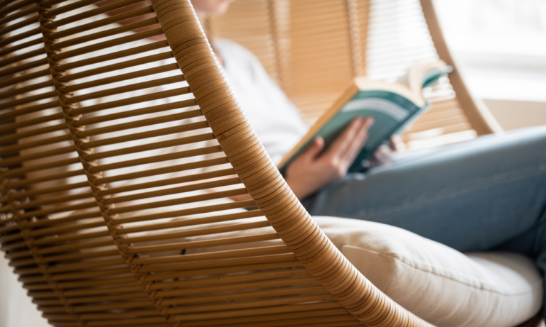 découvrez la loveuse louise en rotin, le fauteuil cocooning parfait pour sublimer et transformer votre coin lecture en un véritable havre de paix et de confort.