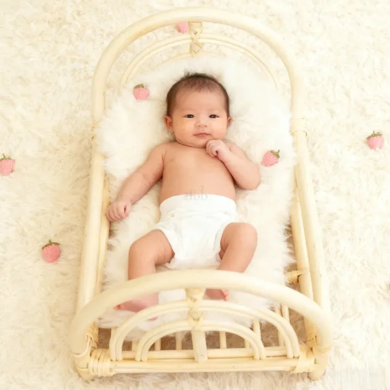 Berceau bébé tissé en rotin pour séance photo