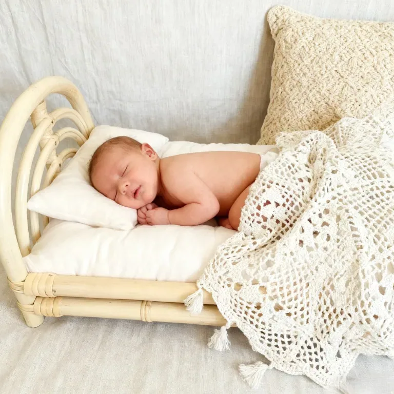 Berceau bébé tissé en rotin pour séance photo – Image 2