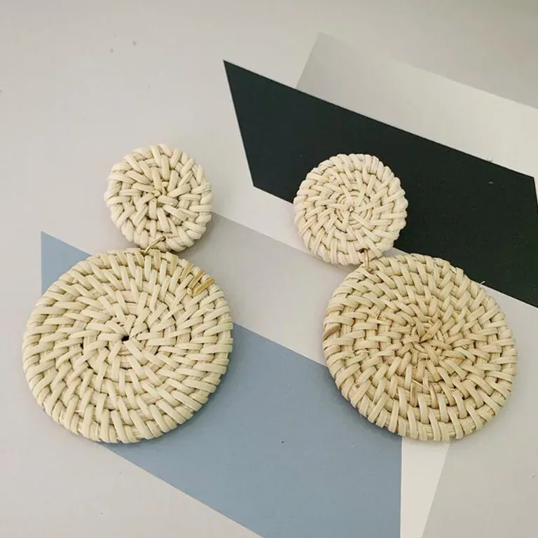 Boucles d'oreilles rondes en rotin tressé E1114 – Image 3