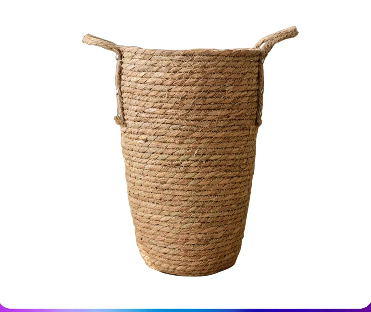 Cache-pot en rotin tissé avec fleurs séchées suspendu