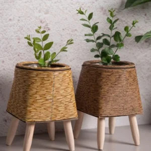 Cache-pot rotin tissé avec support triangulaire