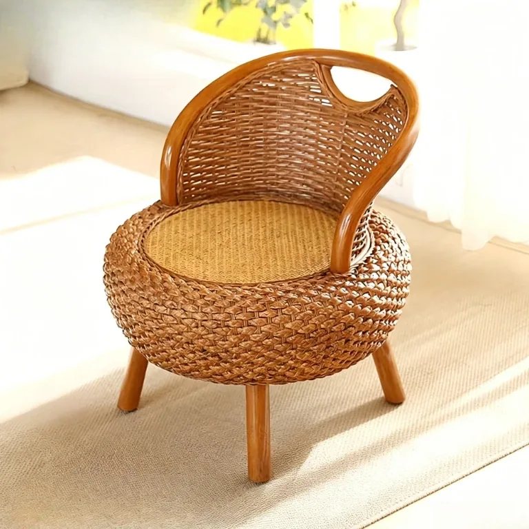 Chaise de balcon en rotin tressé au dossier simple
