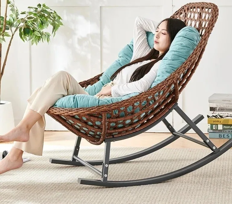 Chaise longue rocking en rotin pour intérieur et balcon – Image 3