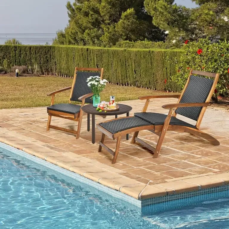Chilienne pliable en rotin avec cadre bois et repose-pieds – Image 3