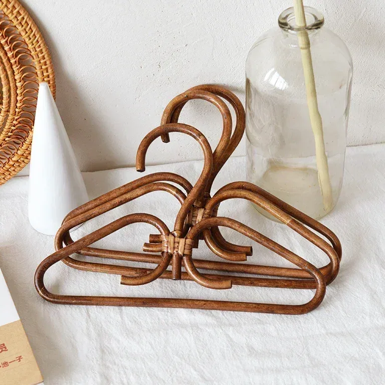 Cintre en rotin naturel fait main pour placard – Image 3