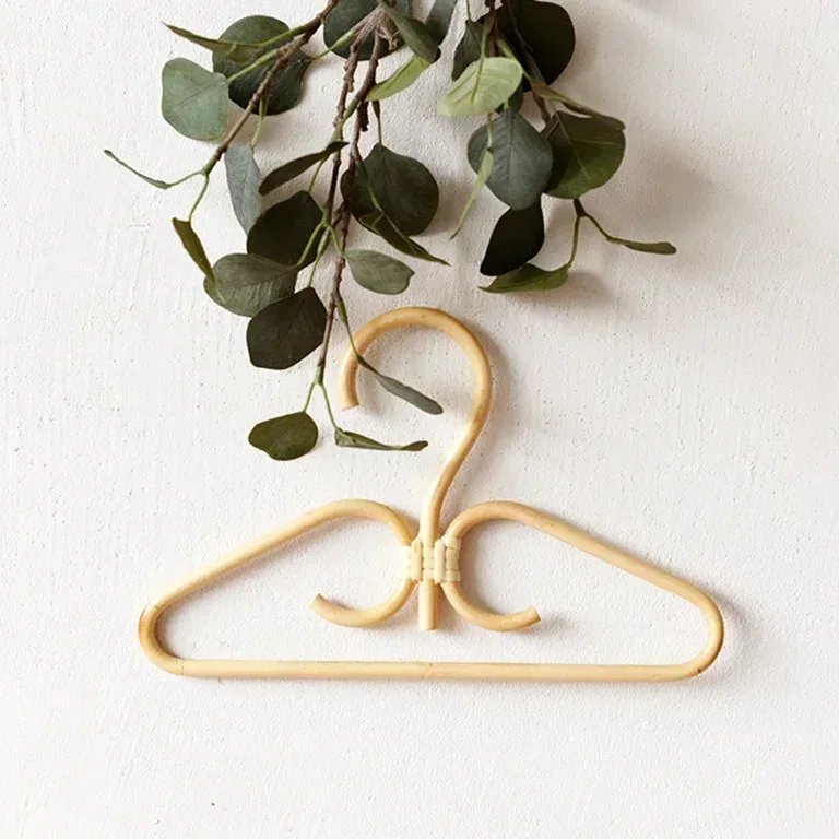Cintre en rotin naturel fait main pour placard – Image 4