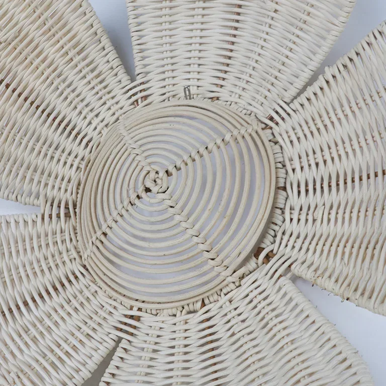 Décoration murale fleur en rotin tissé naturel – Image 5