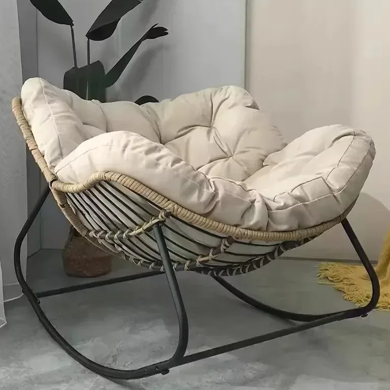 Fauteuil à bascule en rotin avec coussin et armature métal – Image 2