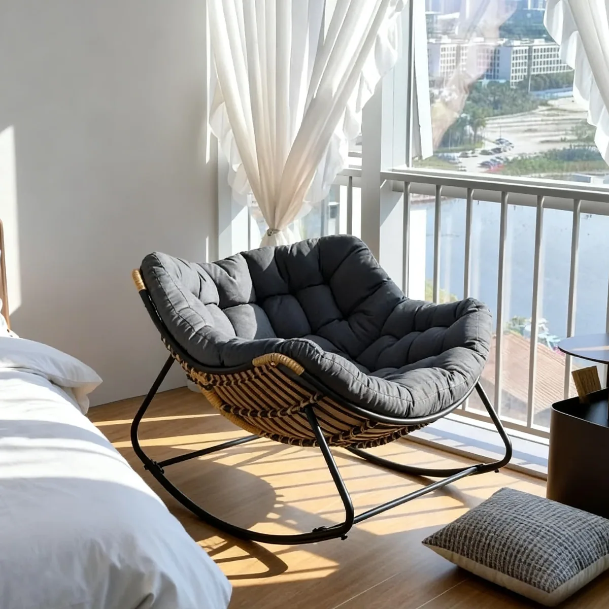 Fauteuil à bascule en rotin avec coussin et armature métal – Image 4