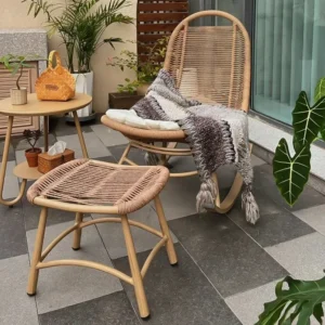 Fauteuil à bascule en rotin et bois pour extérieur