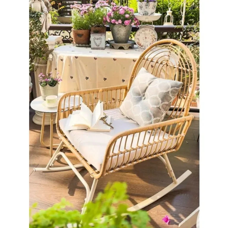 Fauteuil à bascule en rotin et métal pour balcon