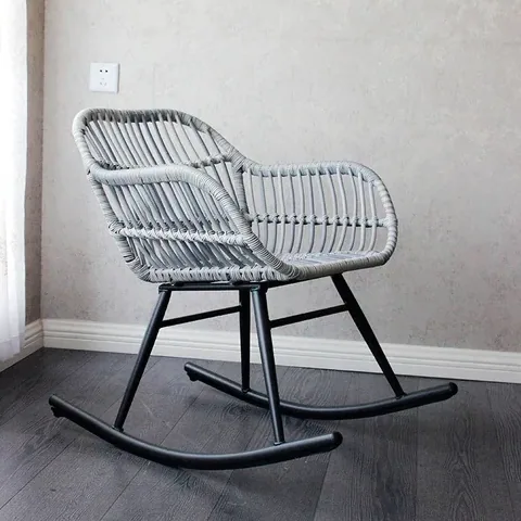 Fauteuil rocking en rotin pour extérieur et balcon