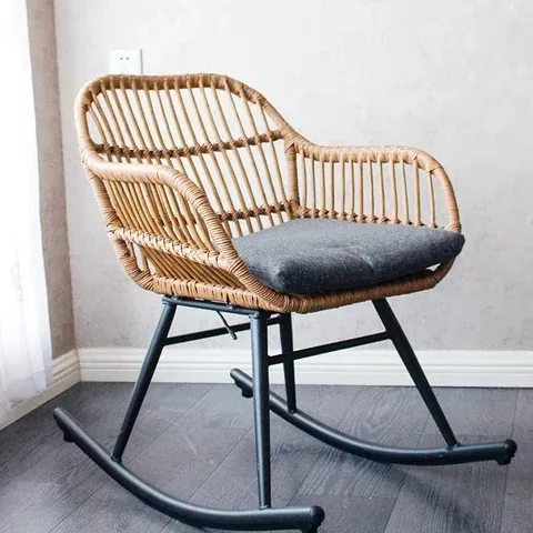 Fauteuil rocking en rotin pour extérieur et balcon – Image 4