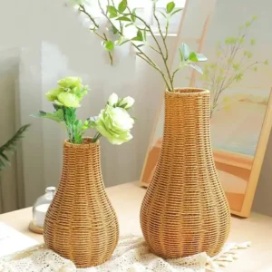 Grand vase en rotin tressé pour intérieur moderne