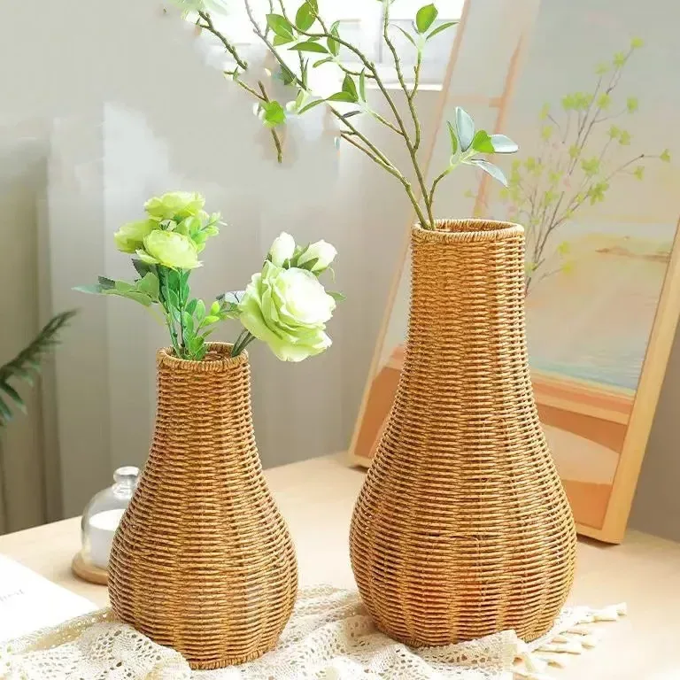 Grand vase en rotin tressé pour intérieur moderne