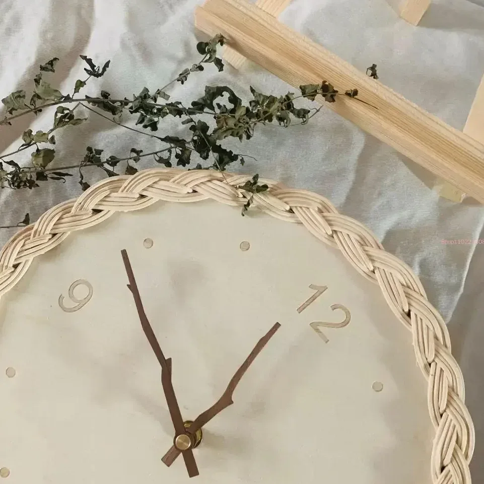 Horloge murale ronde en rotin silencieuse – Image 4