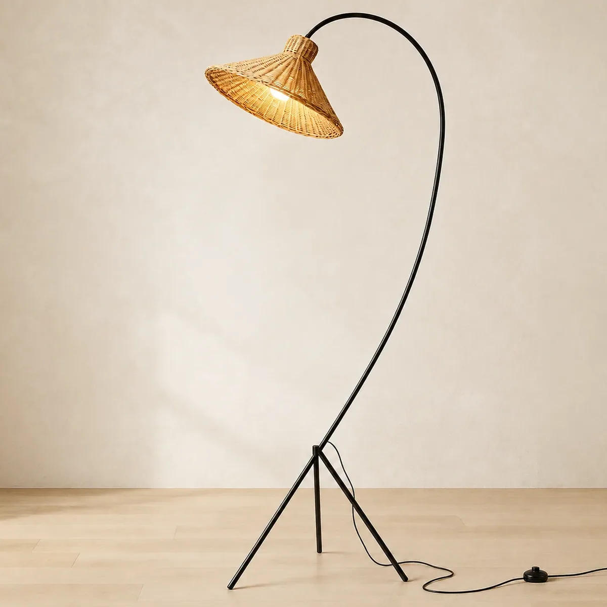Lampadaire en rotin naturel et fer pour intérieur
