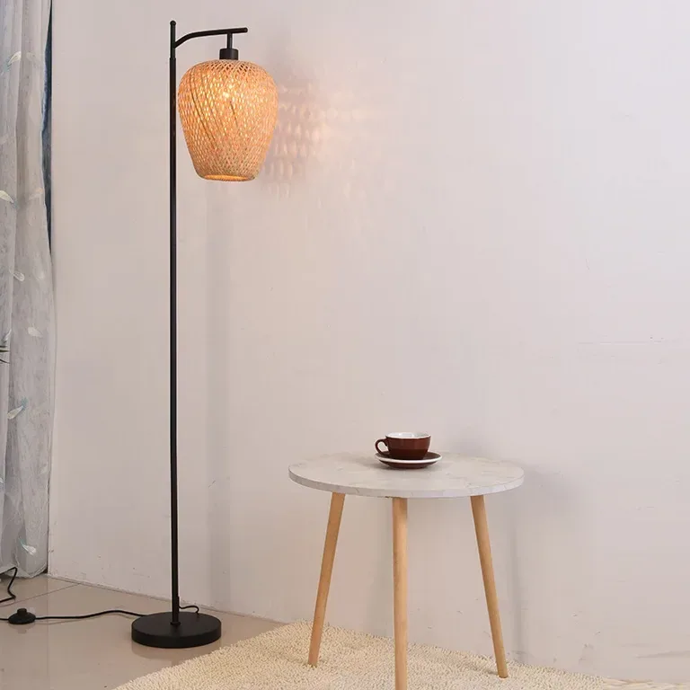 Lampadaire en rotin naturel sur pied pour lecture