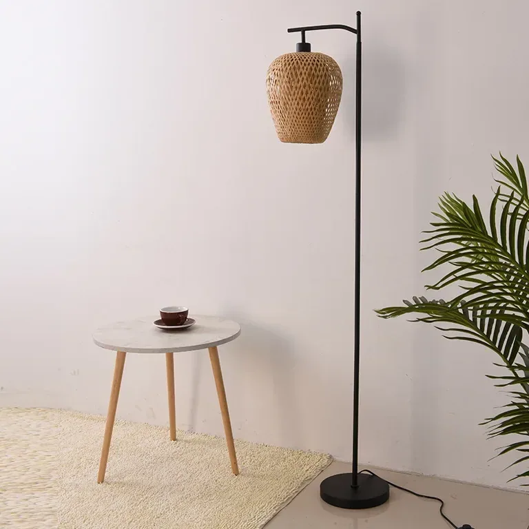 Lampadaire en rotin naturel sur pied pour lecture – Image 2