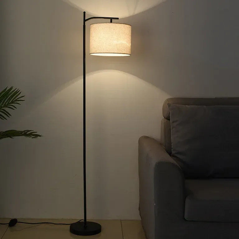 Lampadaire en rotin naturel sur pied pour lecture – Image 3