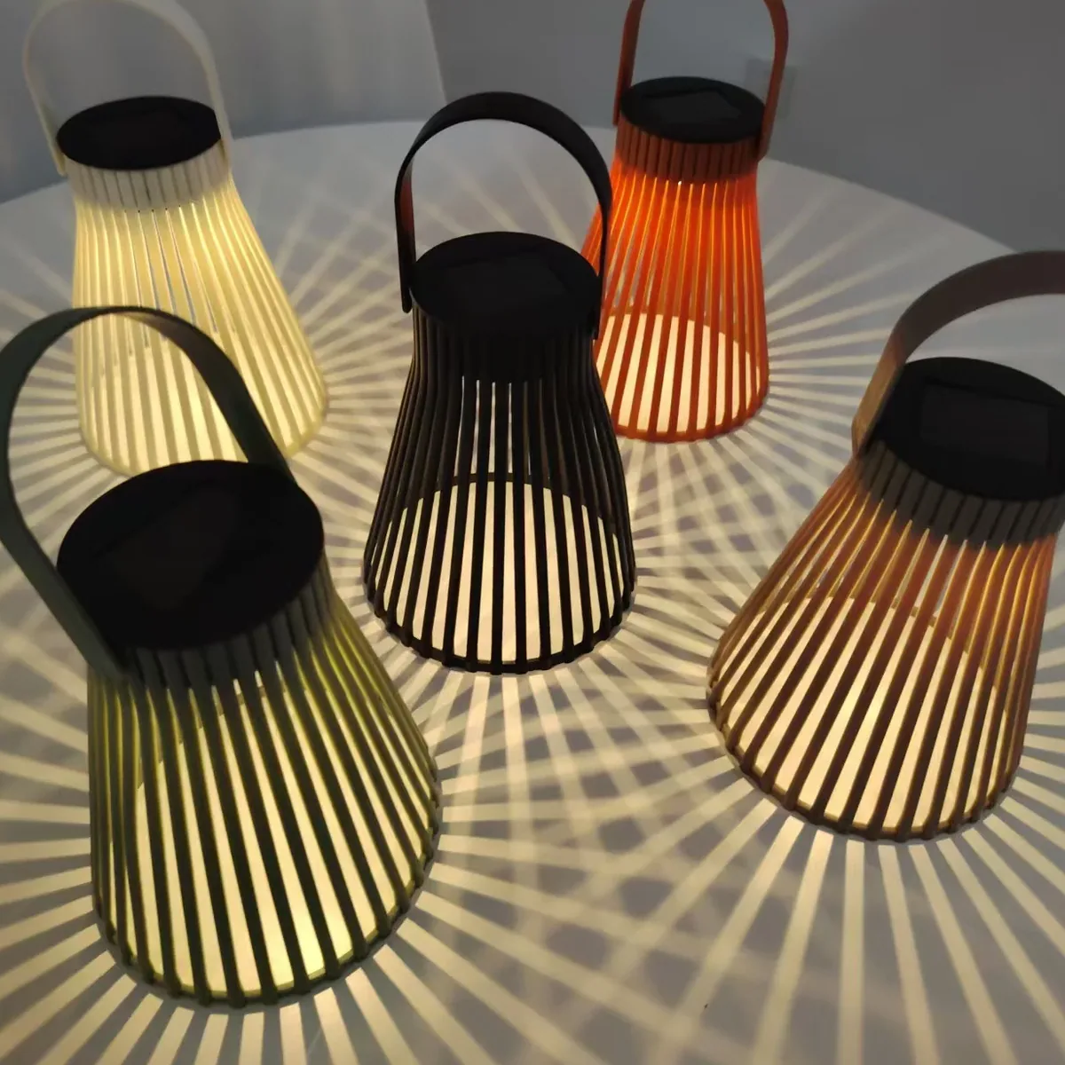 Lampe solaire suspendue en rotin tressé extérieure
